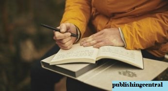 Pengertian Buku Teks : Unsur, Fungsi, Manfaat dan Jenisnya